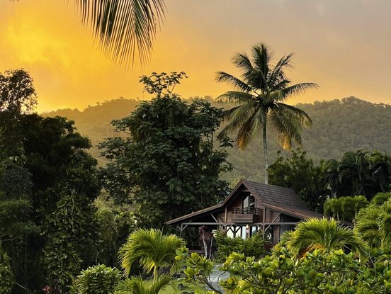 Hotel Jardin Malanga von weitem bei Sonnenuntergang