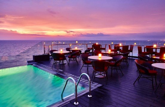 Ozo Colombo Pool bei Sonnenuntergang Sri Lanka
