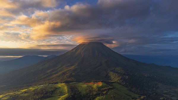 Vulkan Arenal von oben mit bei Sonnenuntergang