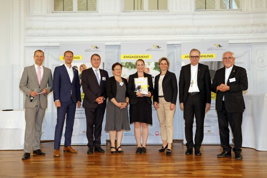 Gruppe von Prämierten, darunter auch eine Mitarbeiterin von travel-to-nature