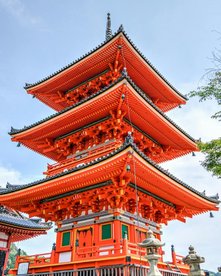 Orangener Turm am Senso-ji Tempel in Tokio