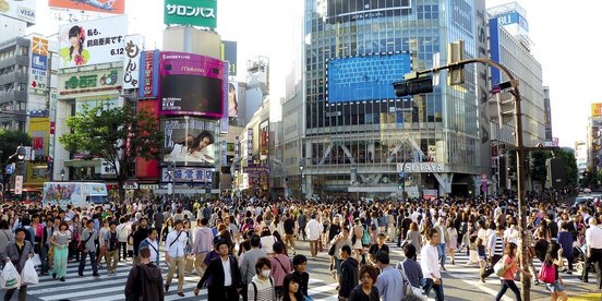 Menschenmenge an großer Kreuzung in Tokio Shibuya