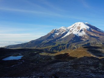 Der schneebedeckte Vulkan Chimborazo.