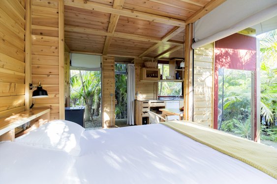 Zimmer und Bett mit Blick in den Garten des Hotels Azul Singular