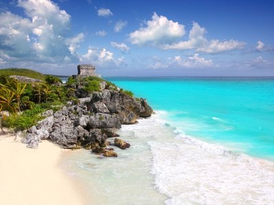 Mayaruine am Meer von Tulum, kräftige Farben, türkisblaues Wasser, weißer Sandstrand und grüne Büsche