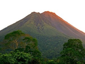 Der Vulkan Arenal bei Sonnenuntergang