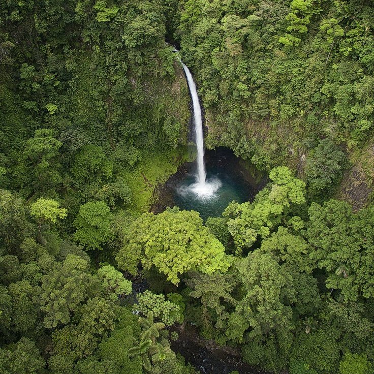 Wasserfall von oben mitten im Regenwald