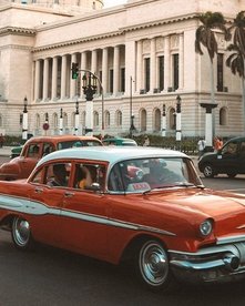 Roter Oldtimer in Havanna