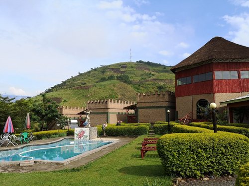 Kleines Hotel mit Pool und Aussicht auf einen Berg in Uganda