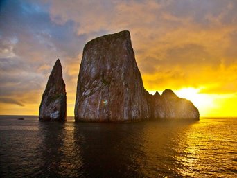 Zwei große Felsen im Meer bei Sonnenuntergang