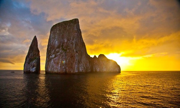 Zwei große Felsen im Meer bei Sonnenuntergang