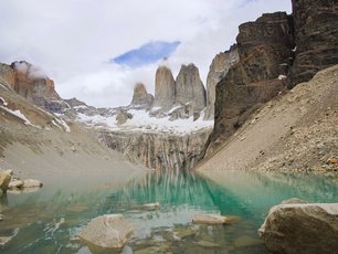 Patagonien Torres del Paine Nationalpark Lagune vor den Tres Torres im Torres del Paine Nationalpark