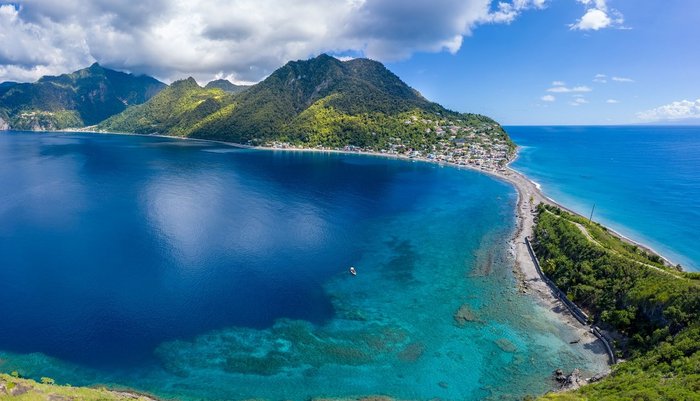 Kleines Dorf auf einer Insel zwischen Atlantik und Karibik