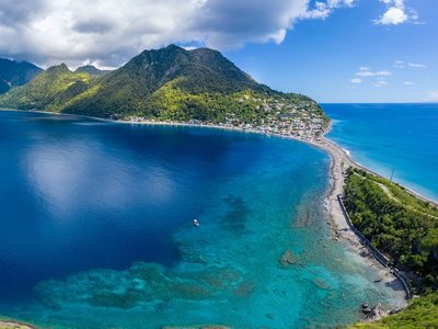 Kleines Dorf auf einer Insel zwischen Atlantik und Karibik