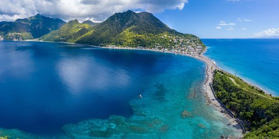 Kleines Dorf auf einer Insel zwischen Atlantik und Karibik