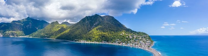 Kleines Dorf auf einer Insel zwischen Atlantik und Karibik