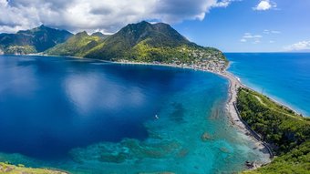 Kleines Dorf auf einer Insel zwischen Atlantik und Karibik