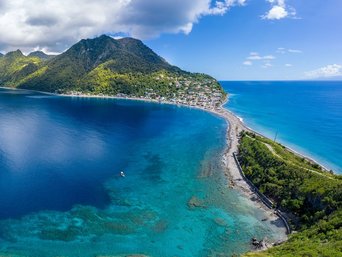 Kleines Dorf auf einer Insel zwischen Atlantik und Karibik