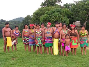 Menschen der Enbera Gruppe in bunter Kleidung