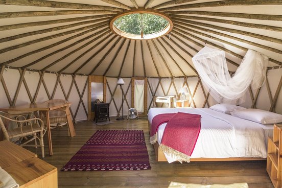 Bett in einer Jurte mit Dachfenster im Hotel Azul Singular