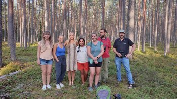 Unser Team im Wald von Estland bei einem Ausflug