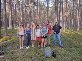 Unser Team im Wald von Estland bei einem Ausflug