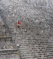 Mensch auf den Stufen der Tikal Ruine