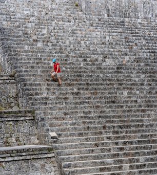 Guatemala Tikal Ruine Mensch auf den Stufen der Tikal Ruine