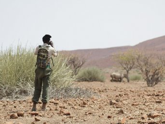 Einheimischer auf Safari beobachtet Nashorn