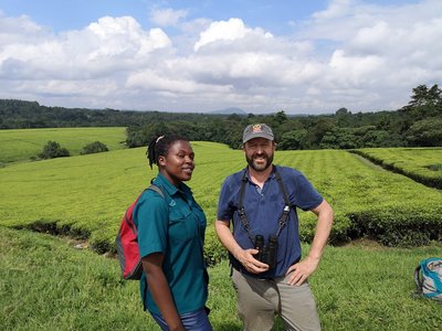 Rainer und Franklene besprechen neues Artenschutzprojekt in Uganda