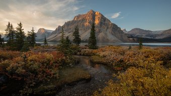 Berg vor See in Banff