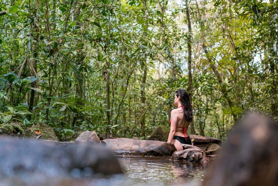 Costa Rica La Tigra Regenwald Lodge junge Frau im Naturpool