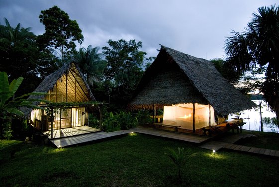 Calanoa Lodge im Amazonas bei Abenddämmerung