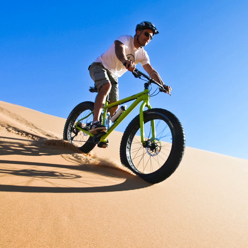 Mann auf Fatbike-Tour in der Wüste