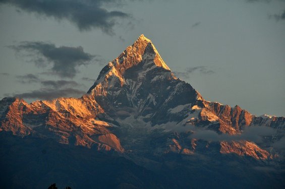 Berggipfel im Licht der untergehenden Sonnen in Nepal