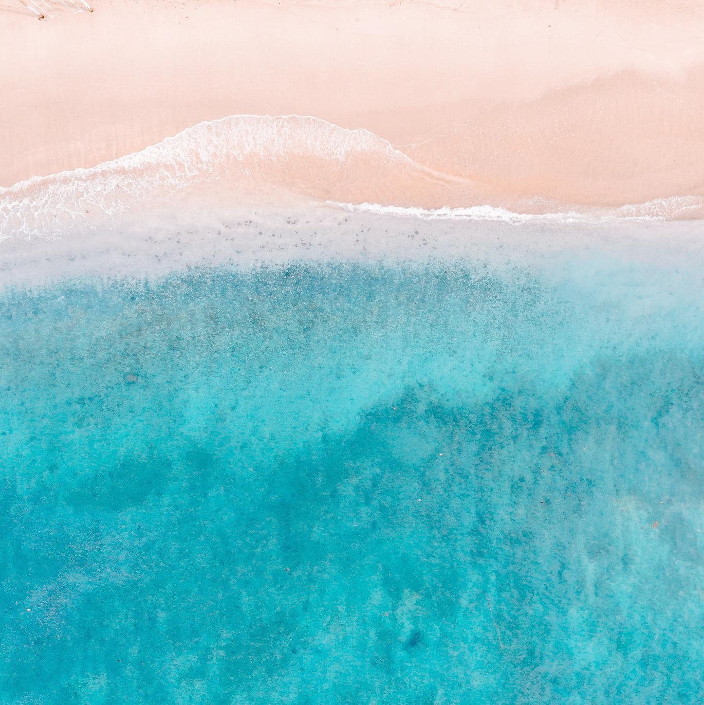 Strand und Meer mit der Drohne aufgenommen