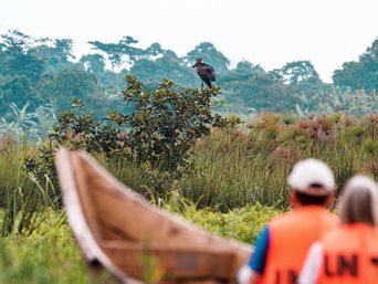 Im Kanu suchen zwei Personen den Schuhschnabel
