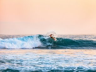 Surfer surft auf einer Welle