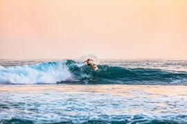 Surfer surft auf einer Welle