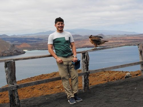 Eine besondere Begegnung mit einem Galapagos-Falke nauf der Insel Bartolome 