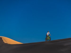 Mann auf Fatbike in Wüste