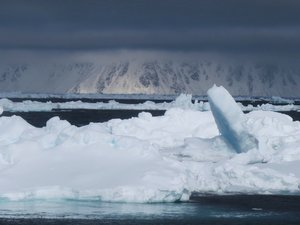 Düstere Stimmung an der Packeisgrenze in Spitzbergen