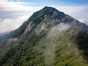 Berg und ein paar Wolken im Regenwald von Nicaragua
