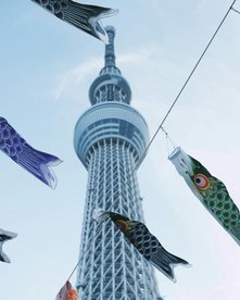 Oberer Teil des Tokio Towers von unten mit Girlande aus Papierfischen