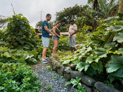 Zwei Menschen im La Tigra Rainforest Lodge Permakulturgarten