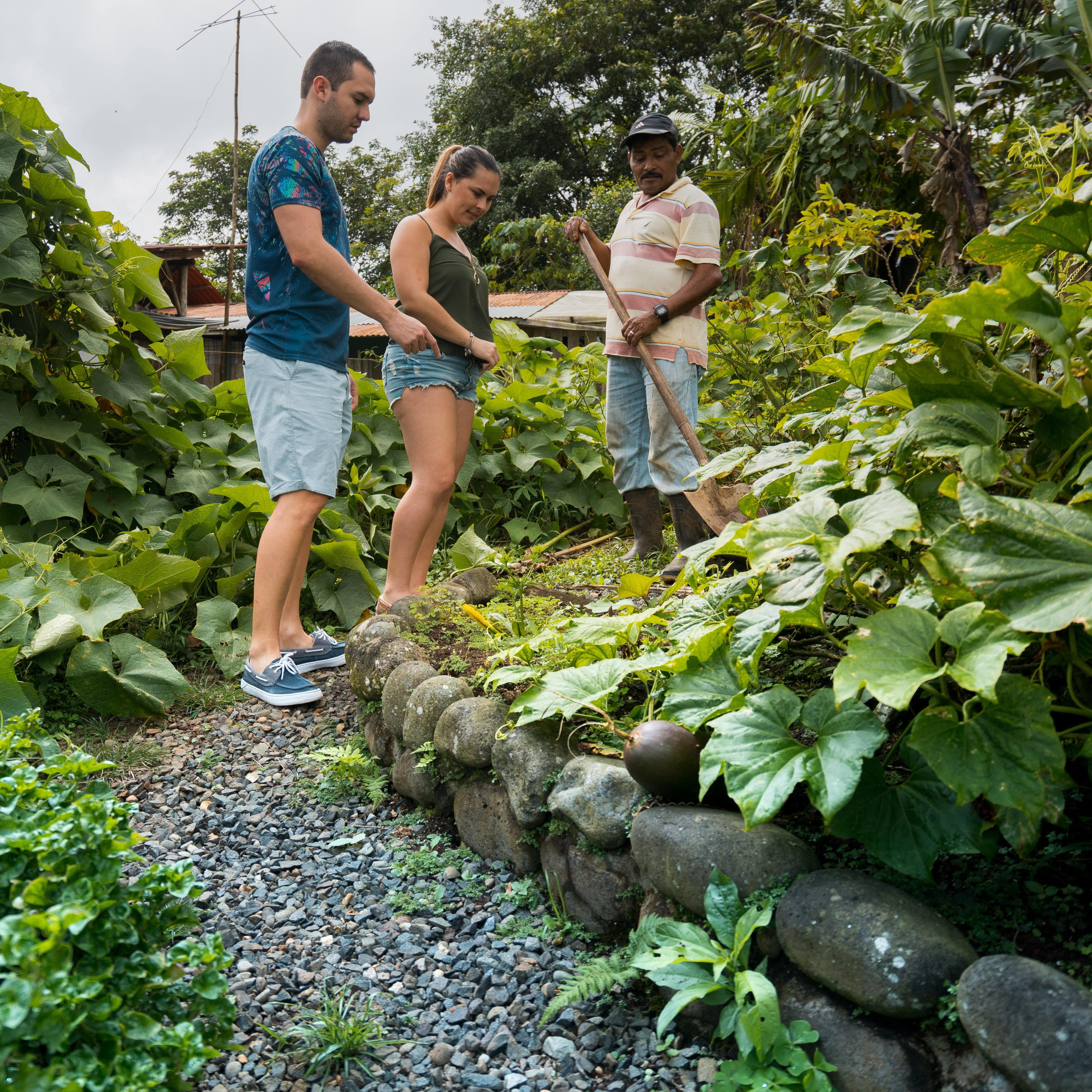 Zwei Menschen im La Tigra Rainforest Lodge Permakulturgarten