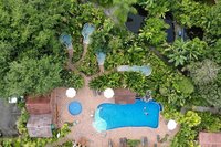 Drohnenfoto des Casa Luna Hotels mit Blick auf Pool und Jacuzzis