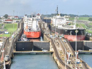 Große Schiffe im Panama Kanal