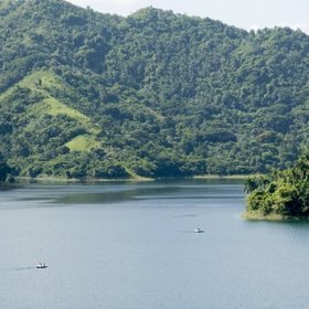 Hotel Hanabanilla - See mit Bergen im Hintergrund