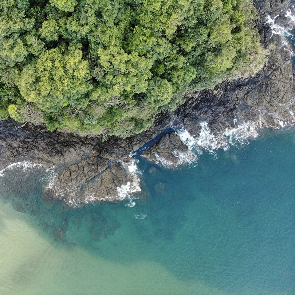 Bild mit der Drohne von der Küste Costa Ricas, Regenwald und Meer